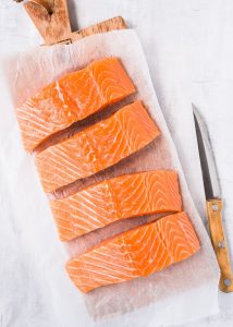 Zalm bakken op de huid